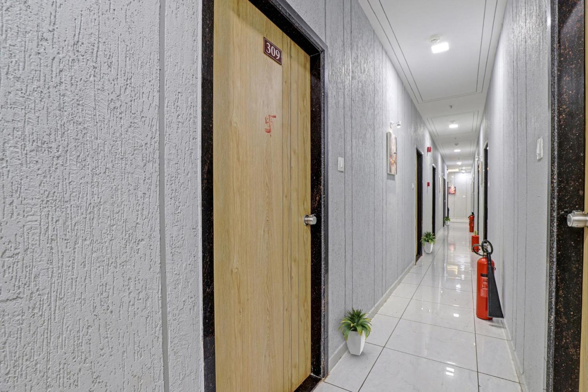 Hotel O Royal Orbit Surat Bagian luar foto
