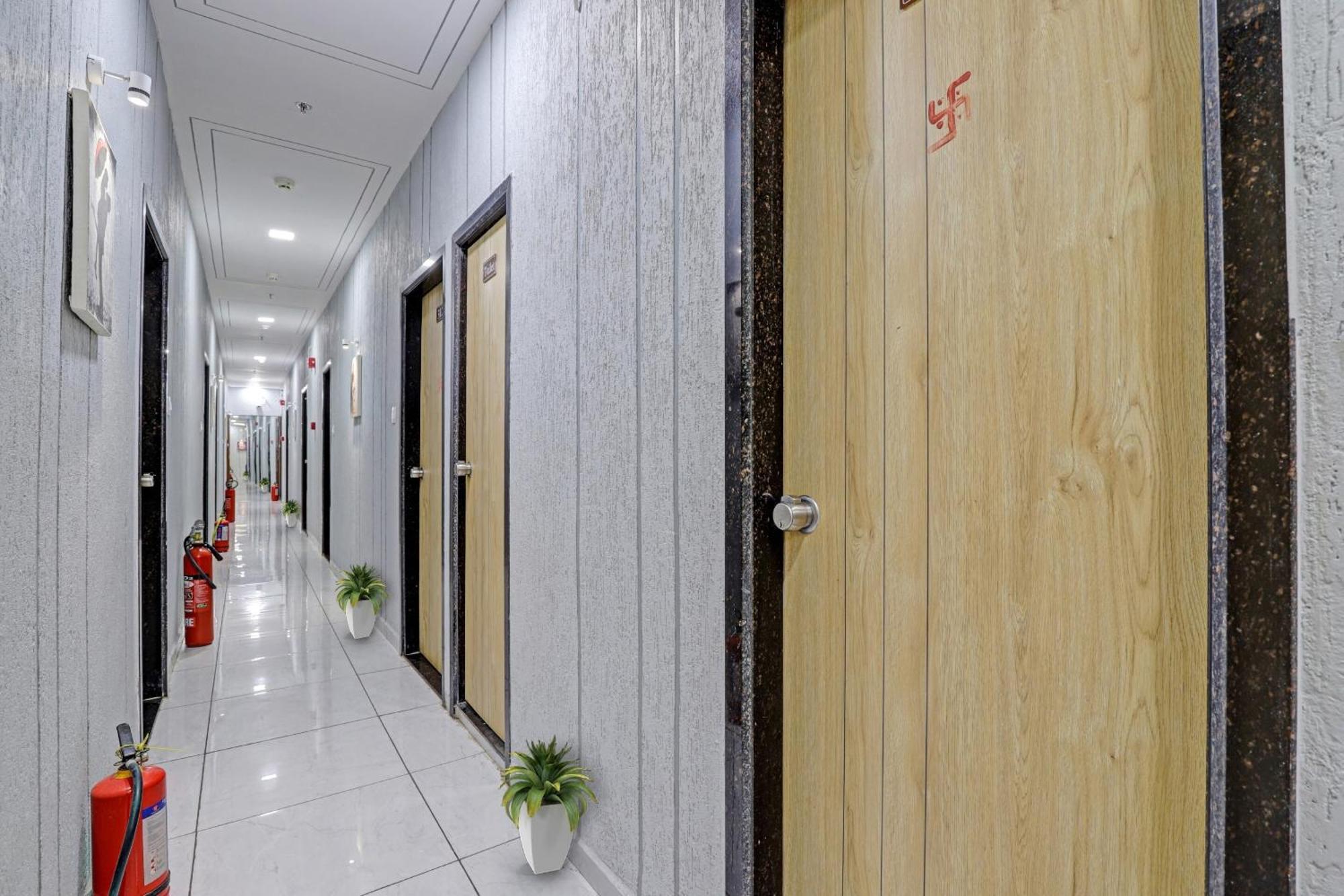 Hotel O Royal Orbit Surat Bagian luar foto