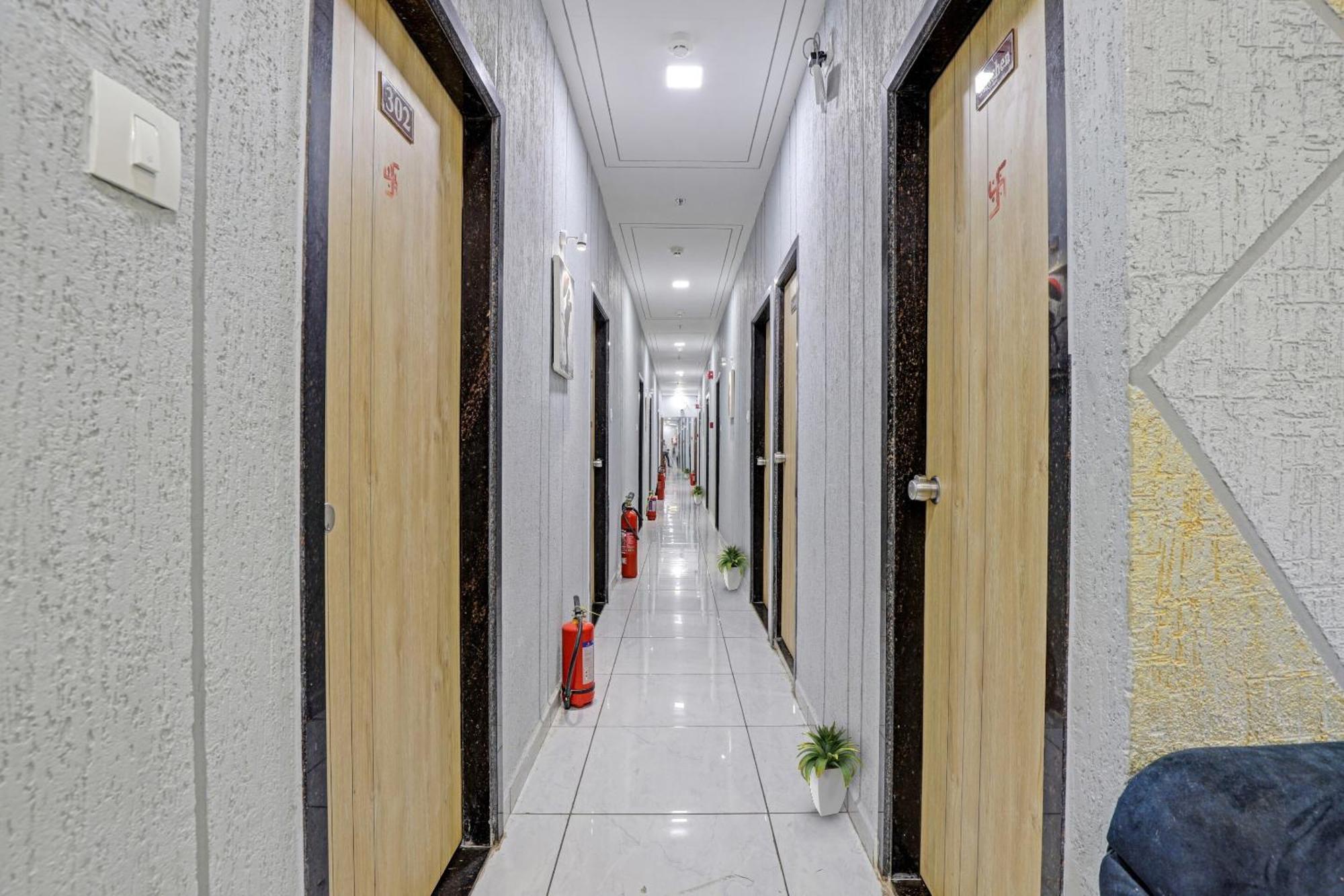 Hotel O Royal Orbit Surat Bagian luar foto