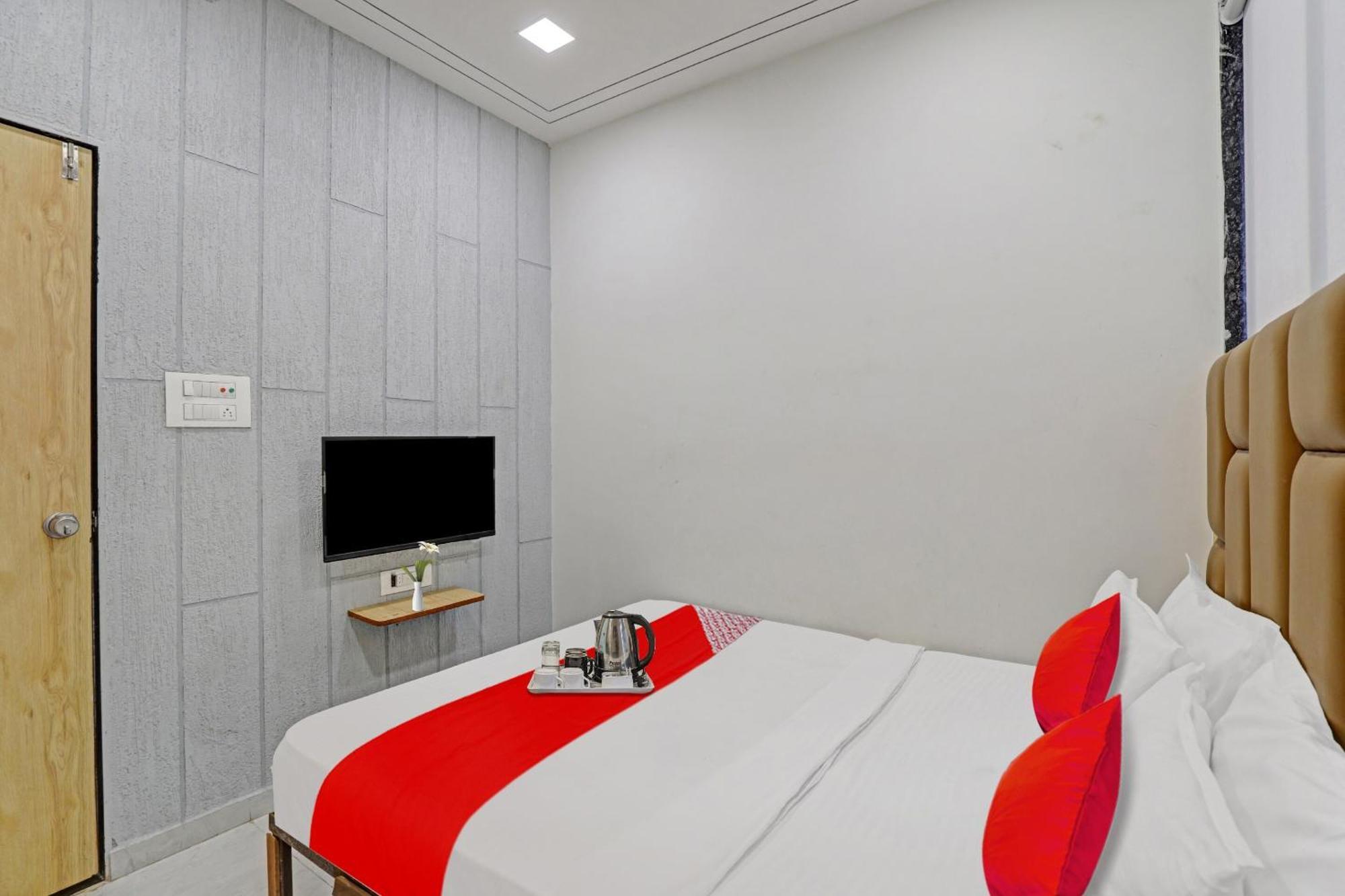 Hotel O Royal Orbit Surat Bagian luar foto